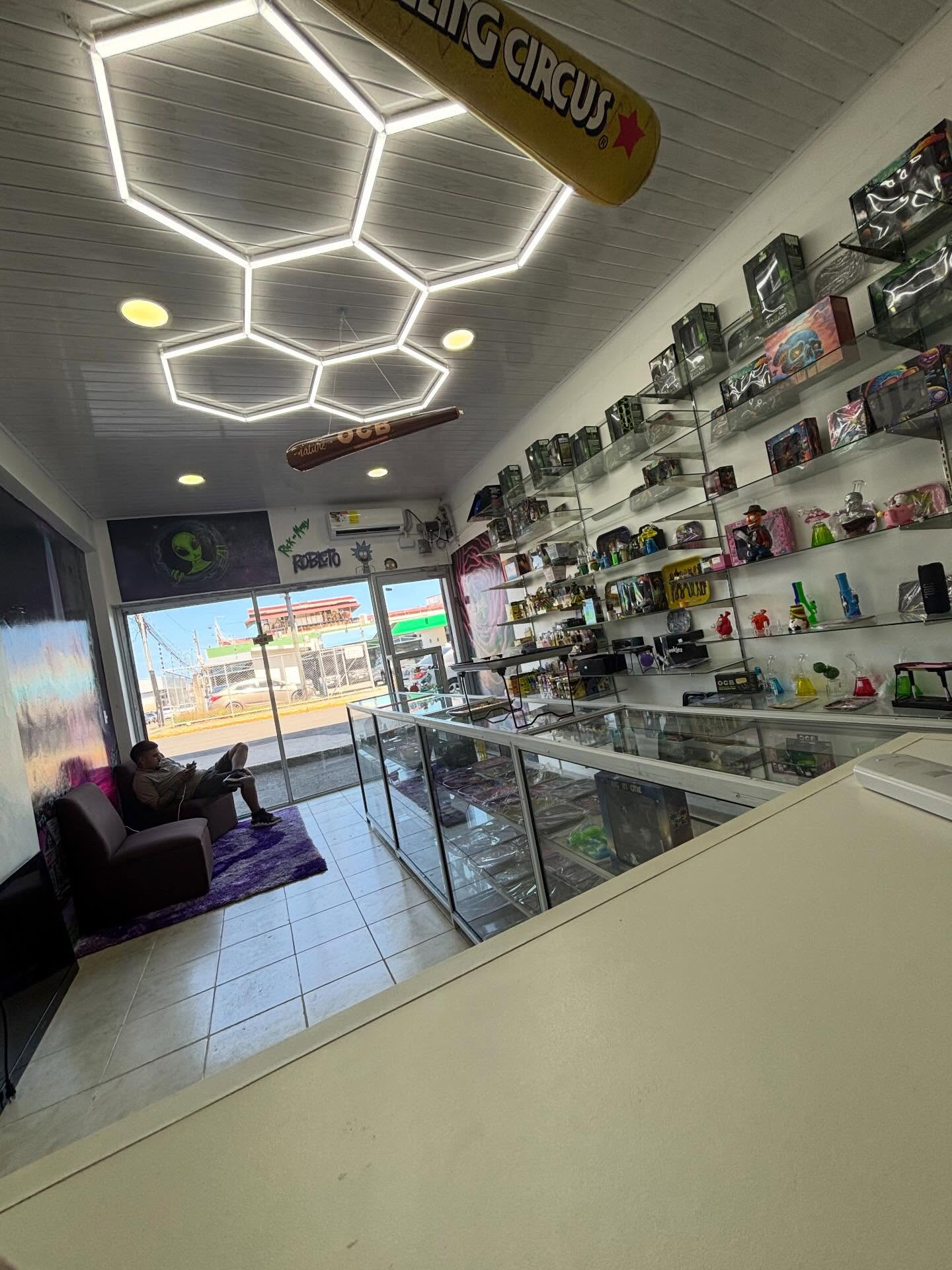 Interior Robleto Smoke Shop