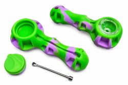 WhatsApp Image 2026-07-18 at 9.45.22 PM Pipa de Silicona Premium con Tazón de Vidrio – Verde y Morado