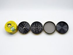 WhatsApp Image 2026-07-20 at 7.35.41 PM (1) Grinder metálico de 4 piezas con diseño estampado