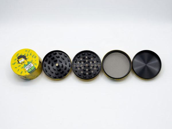 WhatsApp Image 2026-07-20 at 7.35.41 PM (1) Grinder metálico de 4 piezas con diseño estampado