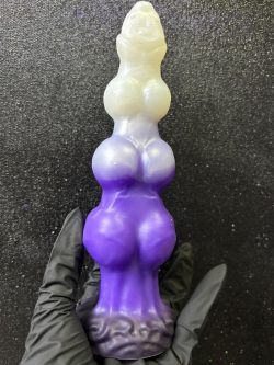 Consolador de Fantasía Morado con Diseño Texturizado 💜